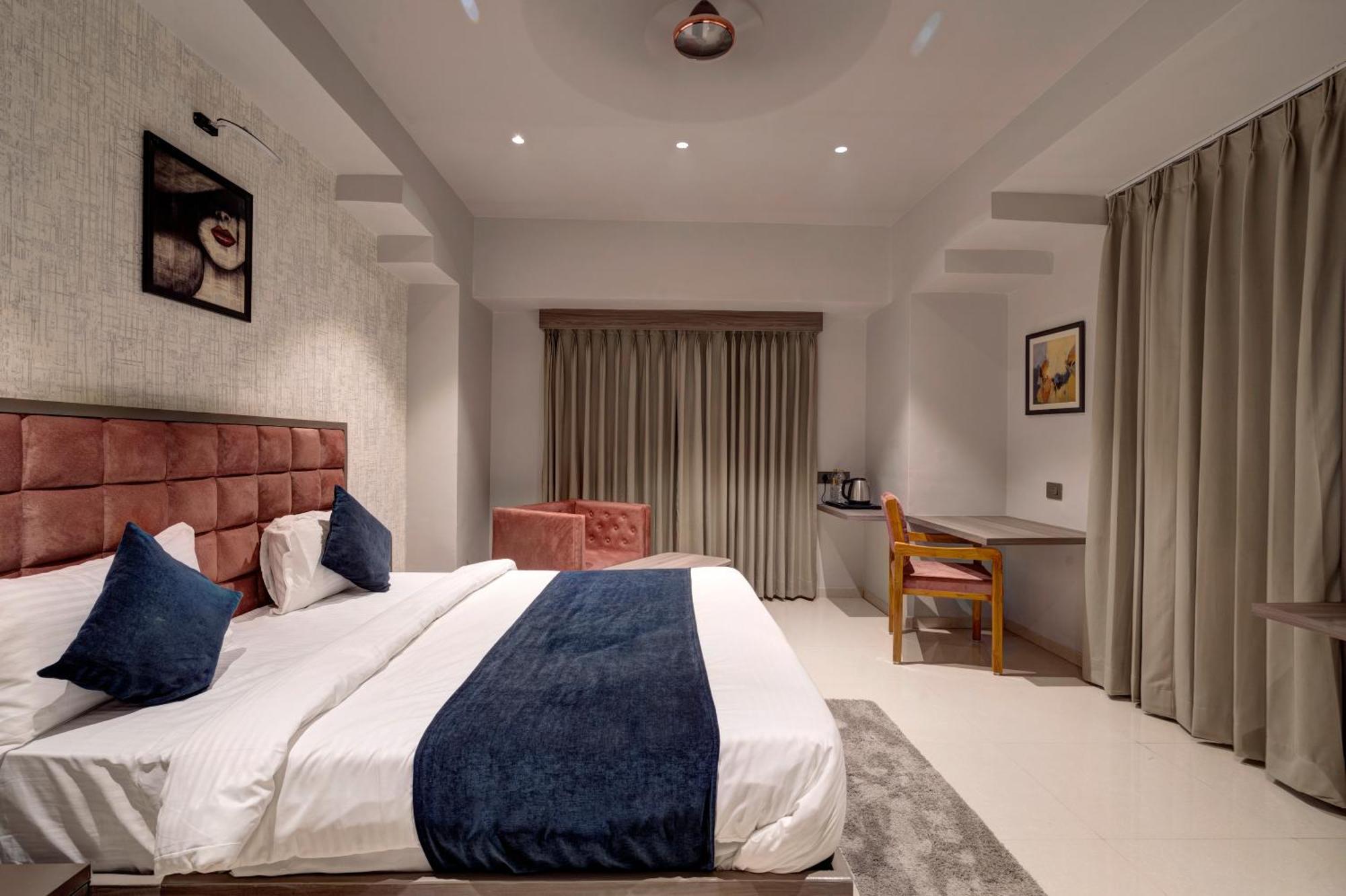 Hotel Sparsh Divine 아흐메다바드 외부 사진