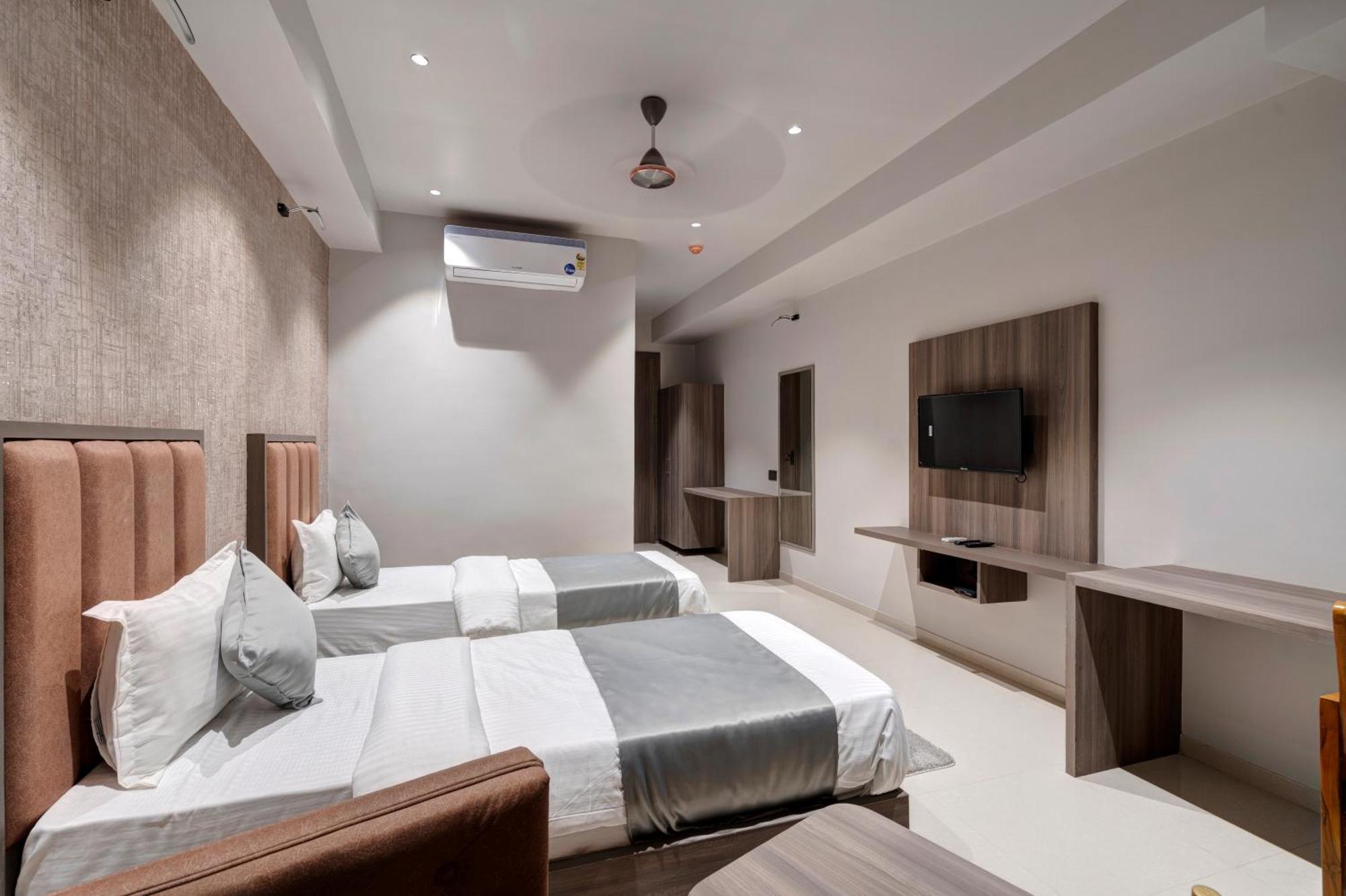 Hotel Sparsh Divine 아흐메다바드 외부 사진