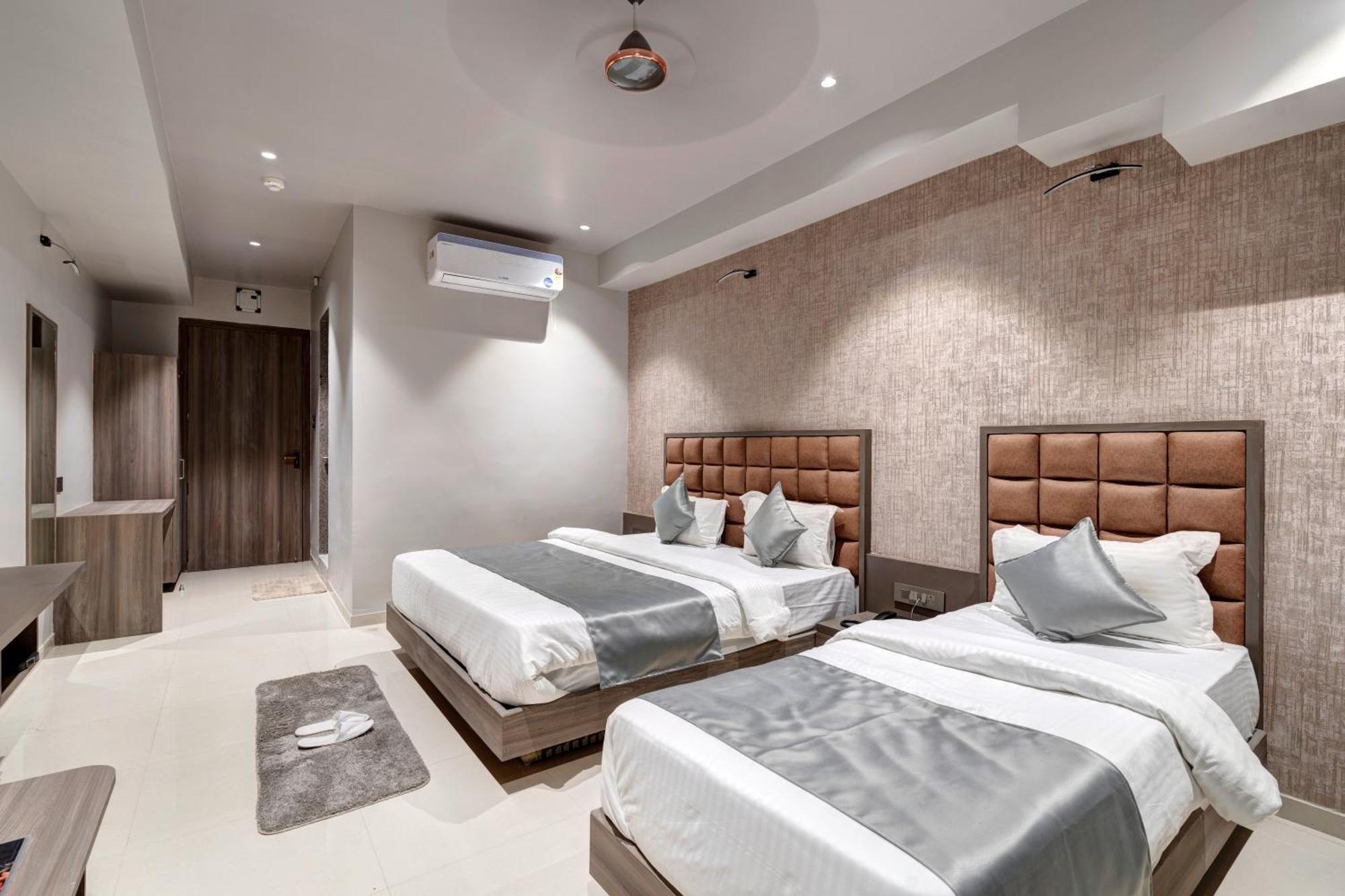 Hotel Sparsh Divine 아흐메다바드 외부 사진