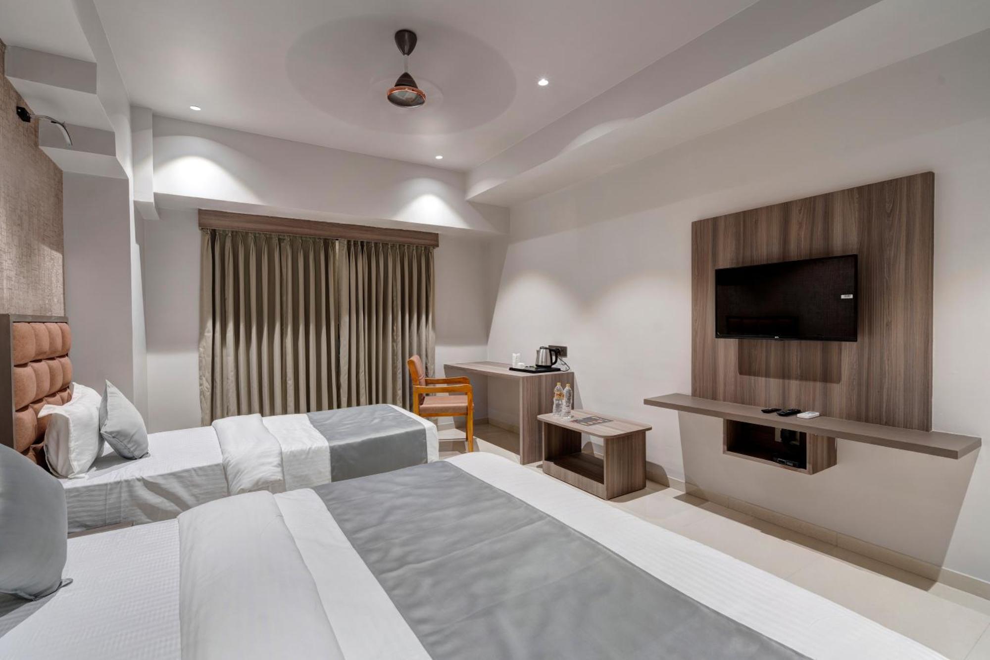 Hotel Sparsh Divine 아흐메다바드 외부 사진