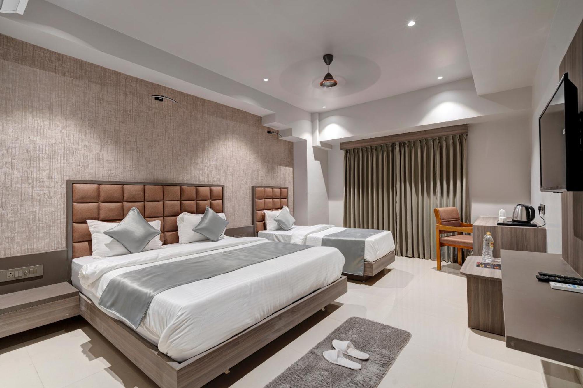 Hotel Sparsh Divine 아흐메다바드 외부 사진