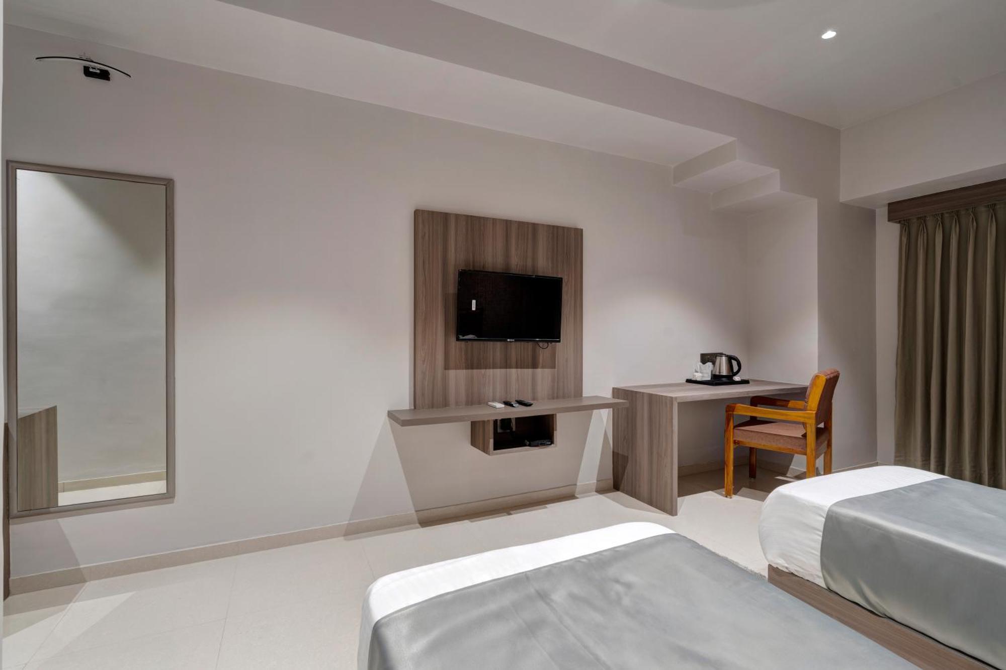 Hotel Sparsh Divine 아흐메다바드 외부 사진
