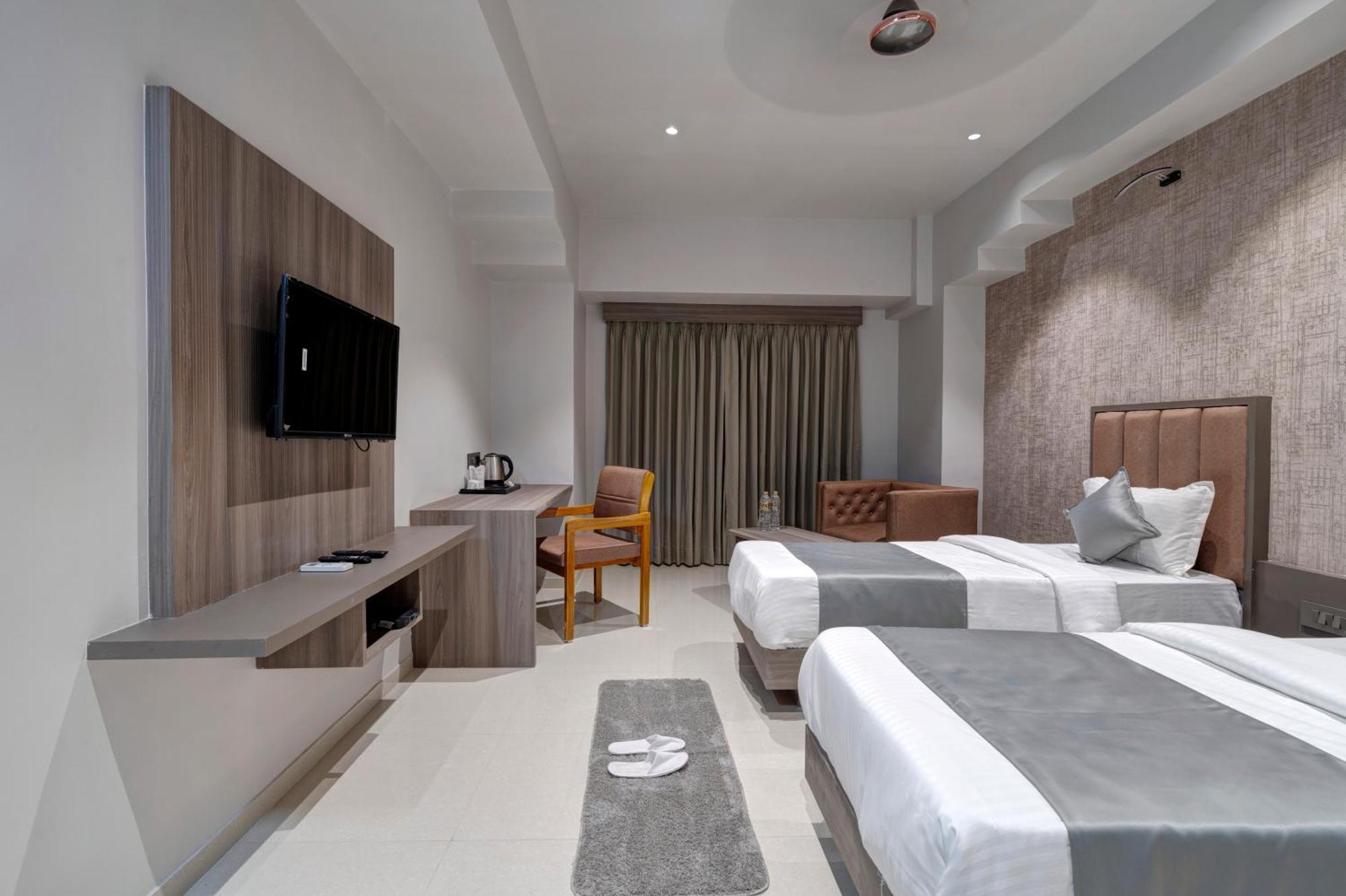 Hotel Sparsh Divine 아흐메다바드 외부 사진