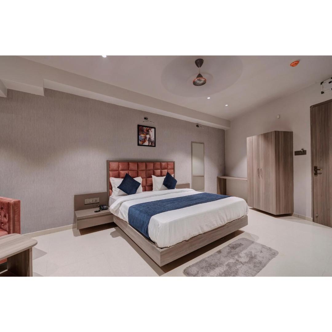 Hotel Sparsh Divine 아흐메다바드 외부 사진